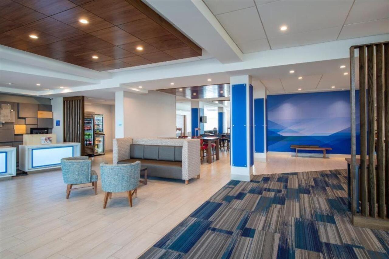 Holiday Inn Express & Suites Kelowna - East By Ihg Екстериор снимка