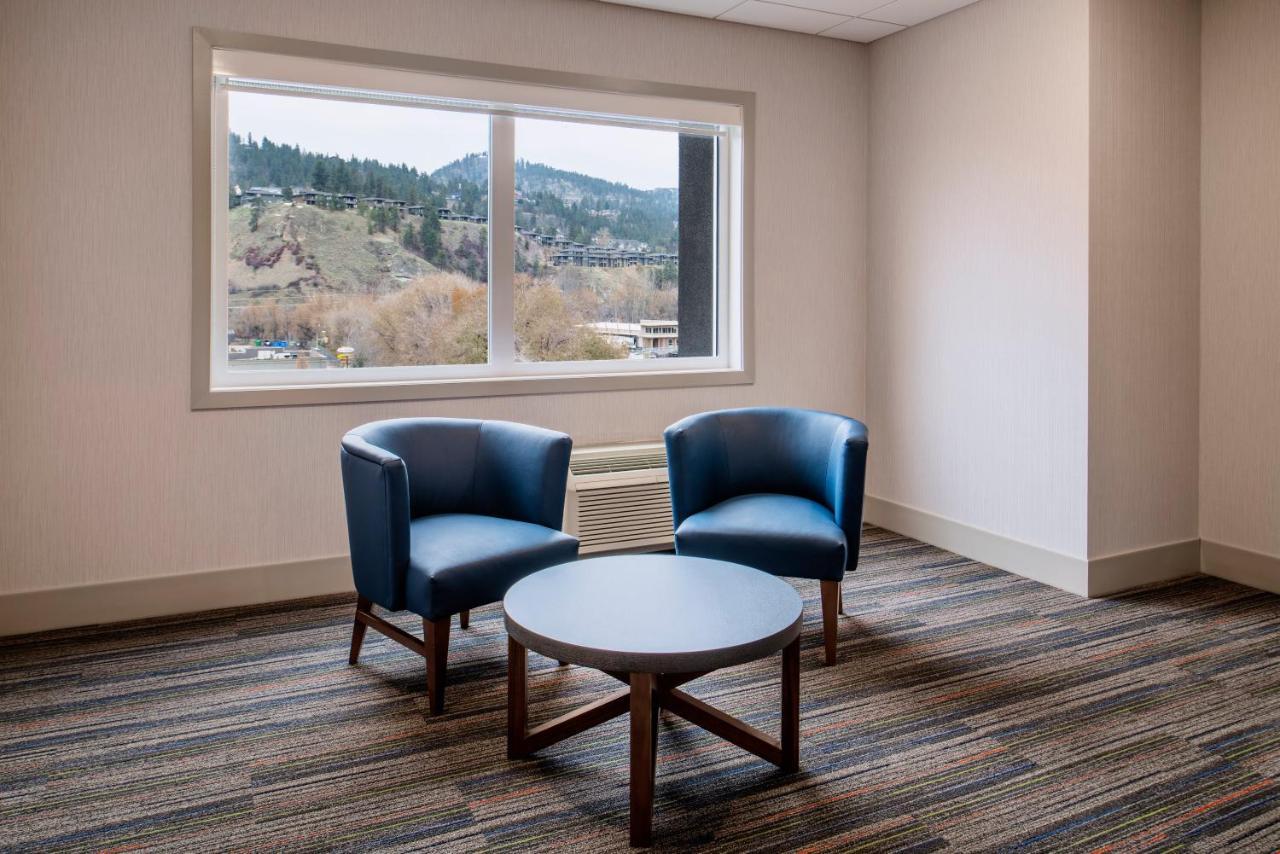 Holiday Inn Express & Suites Kelowna - East By Ihg Екстериор снимка
